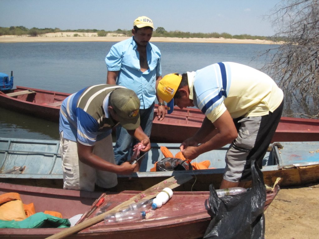 29-Preparing for piuranha fishing.jpg - Preparing for piuranha fishing